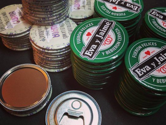 Están muy de moda las chapas personalizadas con la foto de los novios en una boda