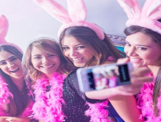 Lo último en despedidas de soltera: chapas personalizadas