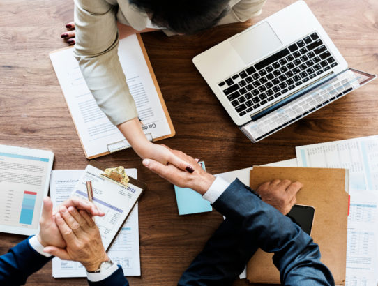 Cómo los productos personalizados para empresa ayudan a mejorar el ambiente laboral